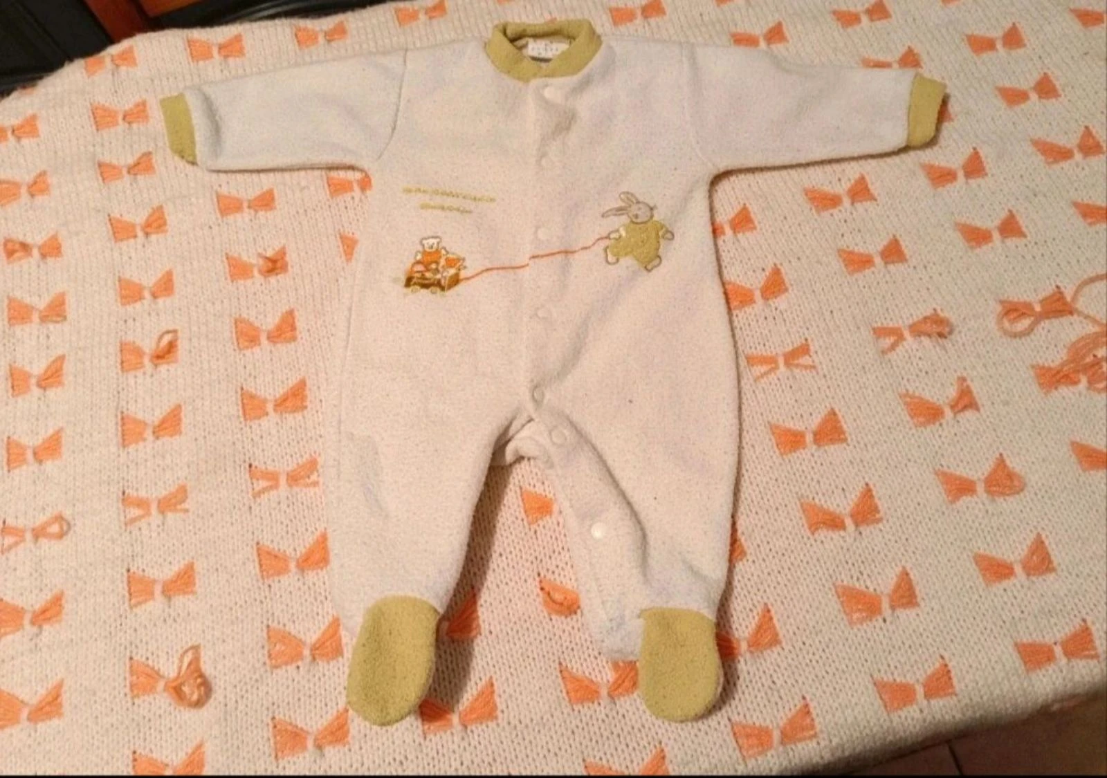 Pyjama dors-bien en velours blanc et vert olive broderie Lapin – Taille 3 mois – Très bon état
